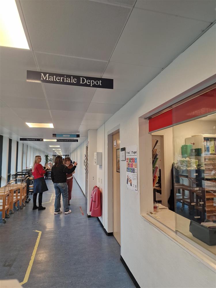 Gang utenfor klasserom - Klikk for stort bilde