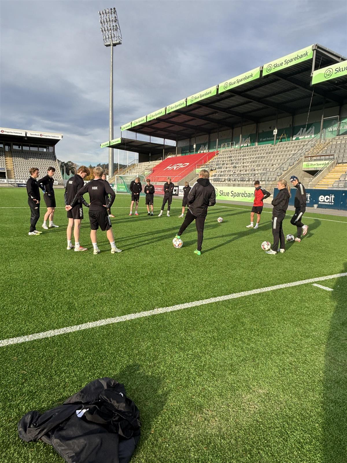 En gjeng med elever på stadion - Klikk for stort bilde