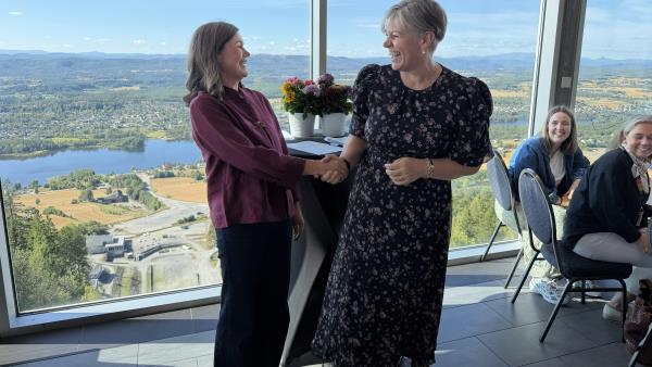 Lenke til artikkel: Signerte unik avtale – sikrer forutsigbarhet for Fremtidens skole 