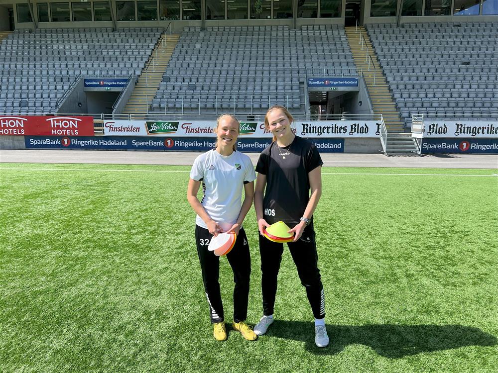 To elever på fotballbanen - Klikk for stort bilde