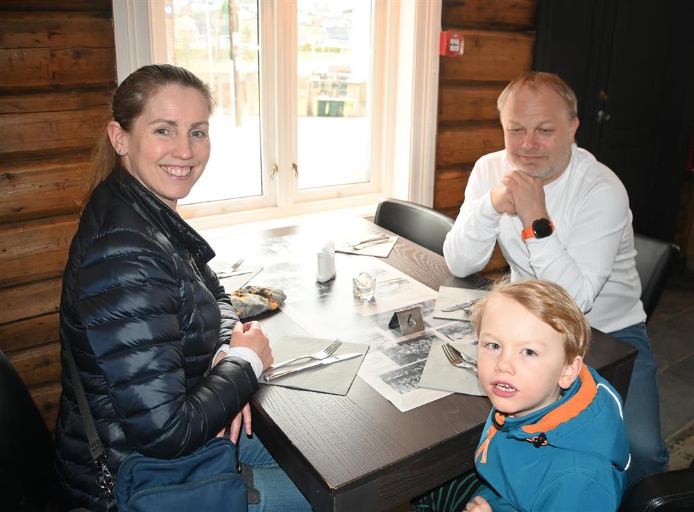 Her er familien til Teodora. - Klikk for stort bilde