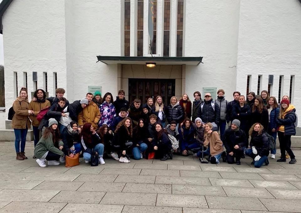 Spanskelevene våre har besøk av elever fra Granada og viser dem Vikingskipene på Bygdøy. - Klikk for stort bilde