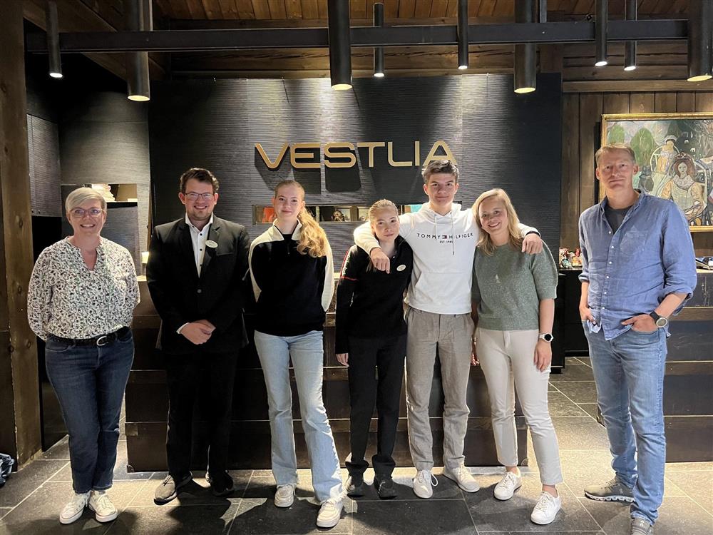 Elever og ansatte foran Vestlia resort skranke - Klikk for stort bilde