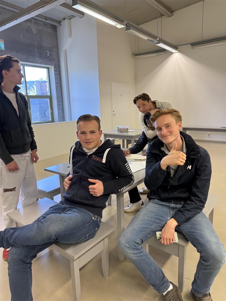 Fire personer  i et rom, hvor to sitter - Klikk for stort bilde