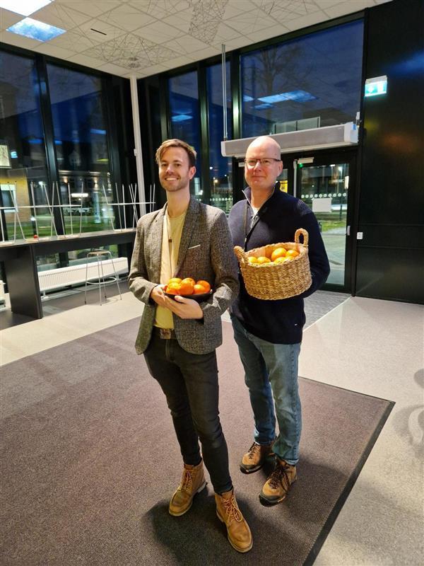 To ansatte som viser frem hver sin kurv med klementiner  - Klikk for stort bilde