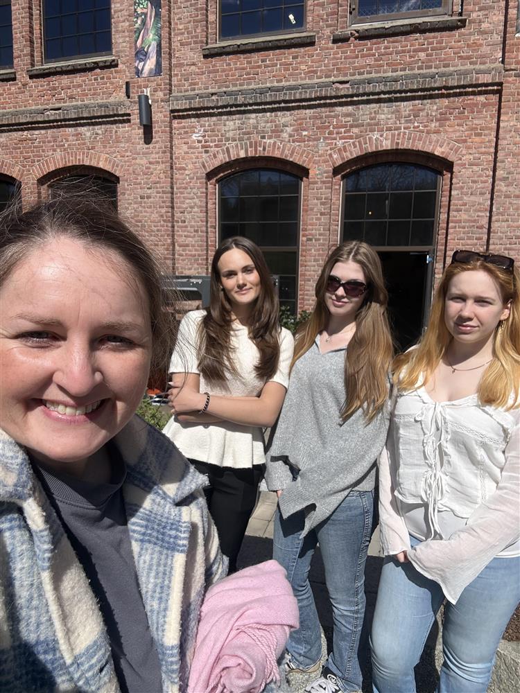 Fire personer utenfor kunstlaboratoriet.jpg - Klikk for stort bilde