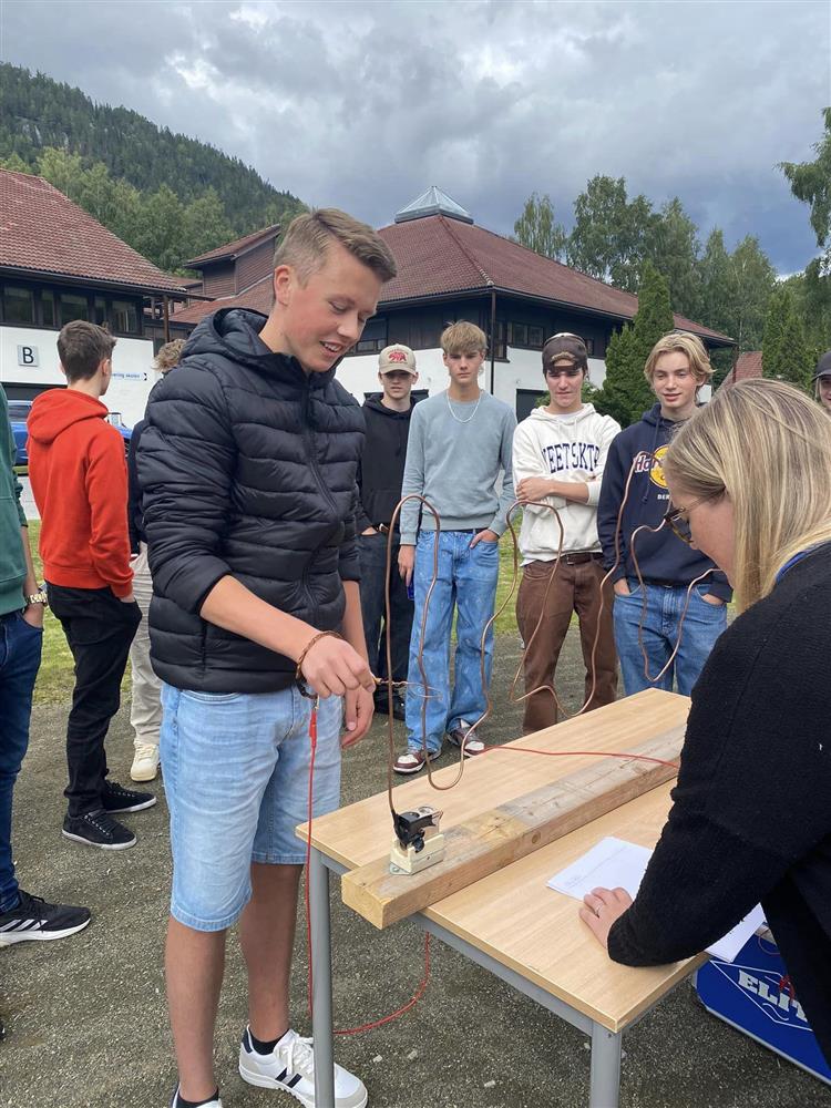 Elever i aktivitet på idrettsbane - Klikk for stort bilde