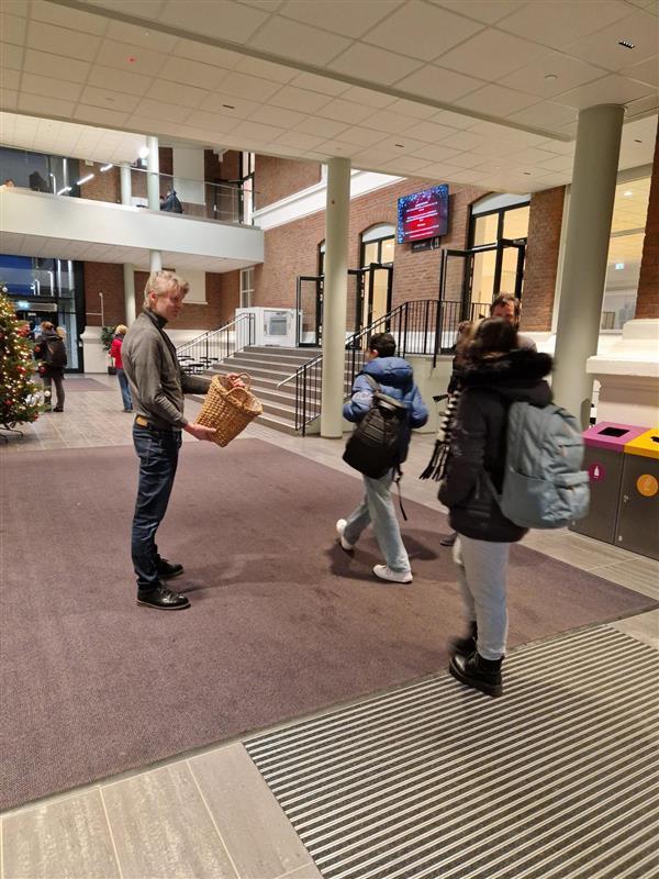 Utdeling av klementiner til to elever - Klikk for stort bilde