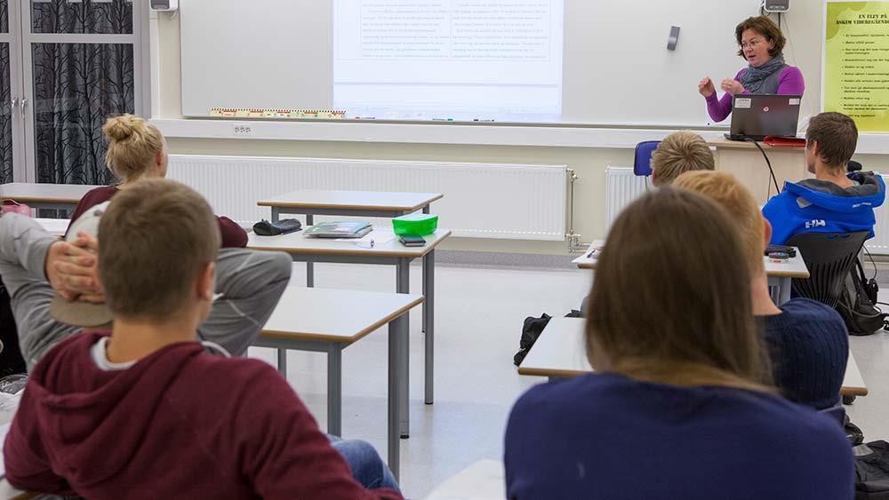 Elever i klasserom som følger med på undervisning. - Klikk for stort bilde