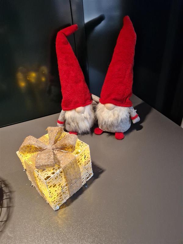 Julepynt. To nisser og en innpakket gave - Klikk for stort bilde