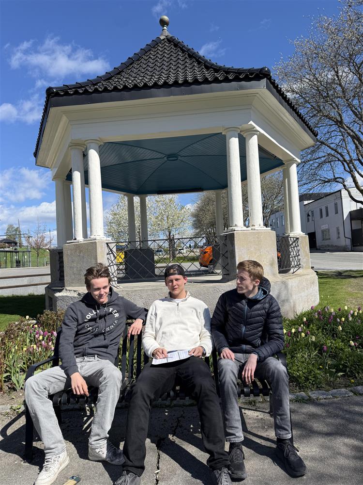 Tre personer som sitter foran en Paviljong - Klikk for stort bilde