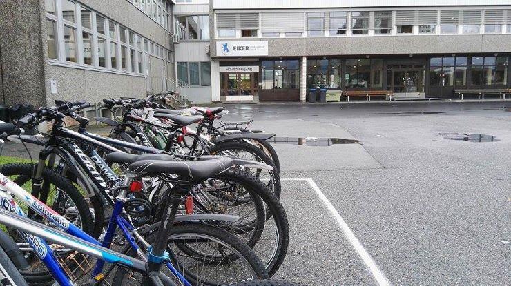 Sykkelparkering i skolegården - Klikk for stort bilde
