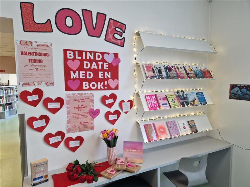 Bøker utstilt på biblioteket - Klikk for stort bilde