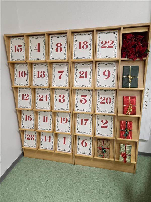 Hyller med nedtelling til jul fra 1-24 luker - Klikk for stort bilde