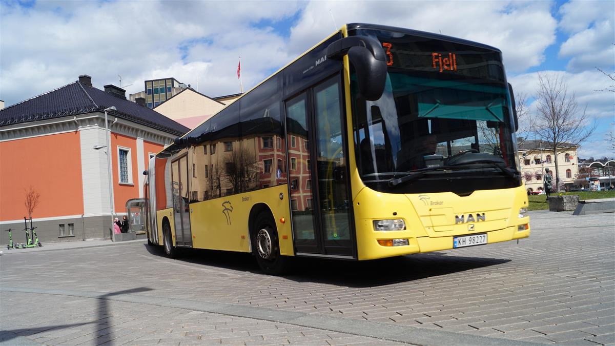 en gul buss i byen - Klikk for stort bilde