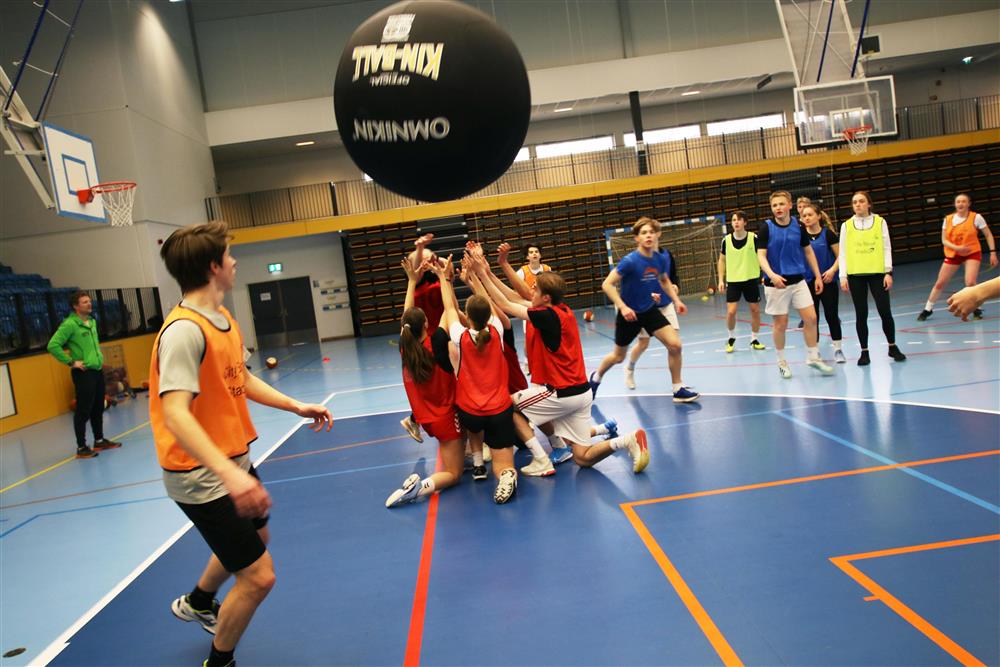 Ungdommer som spiller kin-ball med en kjempestor og meget lett ball. - Klikk for stort bilde