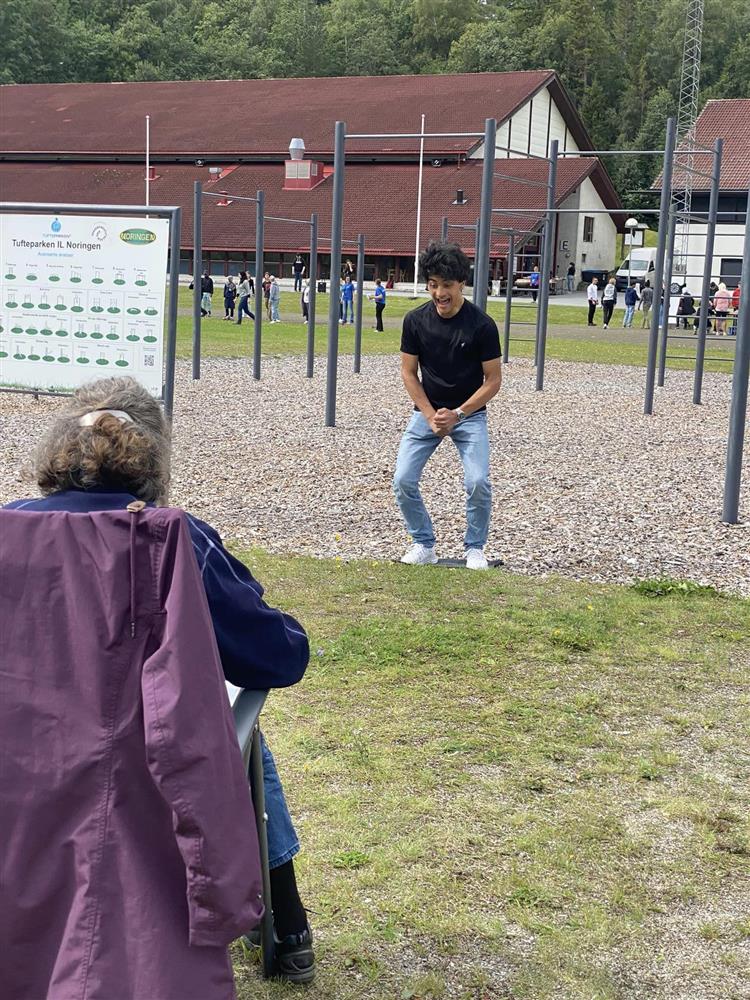 Elever i aktivitet på idrettsbanen - Klikk for stort bilde