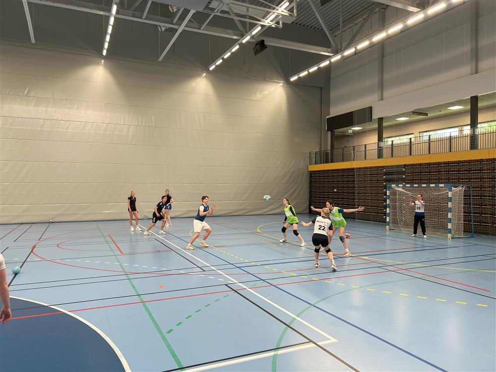 Mange ungdommer som spiller håndball - Klikk for stort bilde