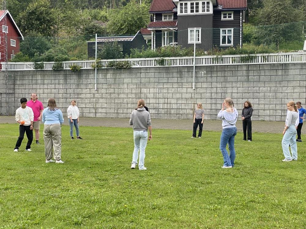  Elever i aktivitet på idrettsbanen - Klikk for stort bilde