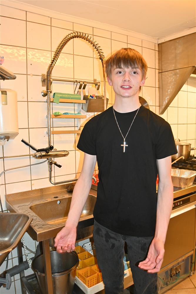 Vg1-elev Mathias gjorde en flott innsats i oppvasken.  - Klikk for stort bilde