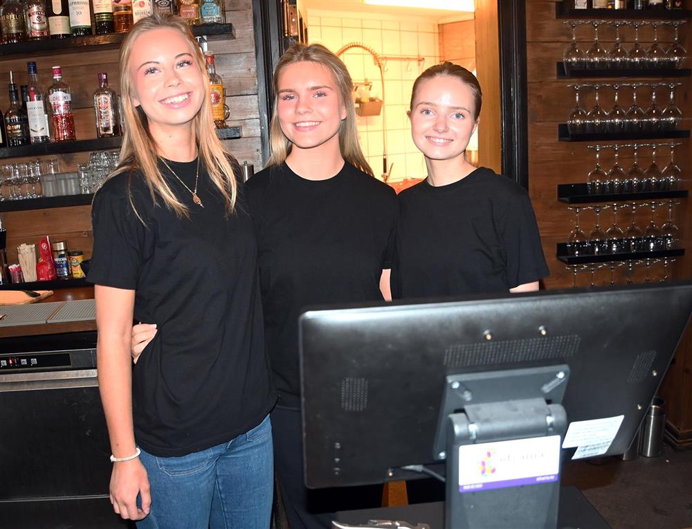 Martine, Melissa og Malene var blant elevene som "tok over" Onkel Thor for en kveld.  - Klikk for stort bilde