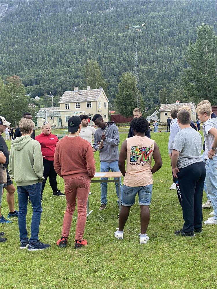 Elever i aktivitet på idrettsbane - Klikk for stort bilde