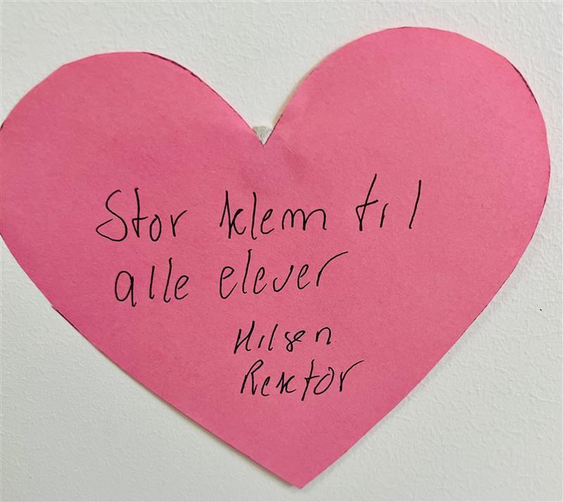 Et hjerte hvor det står: Stor klem til alle elever, hilsen rektor - Klikk for stort bilde