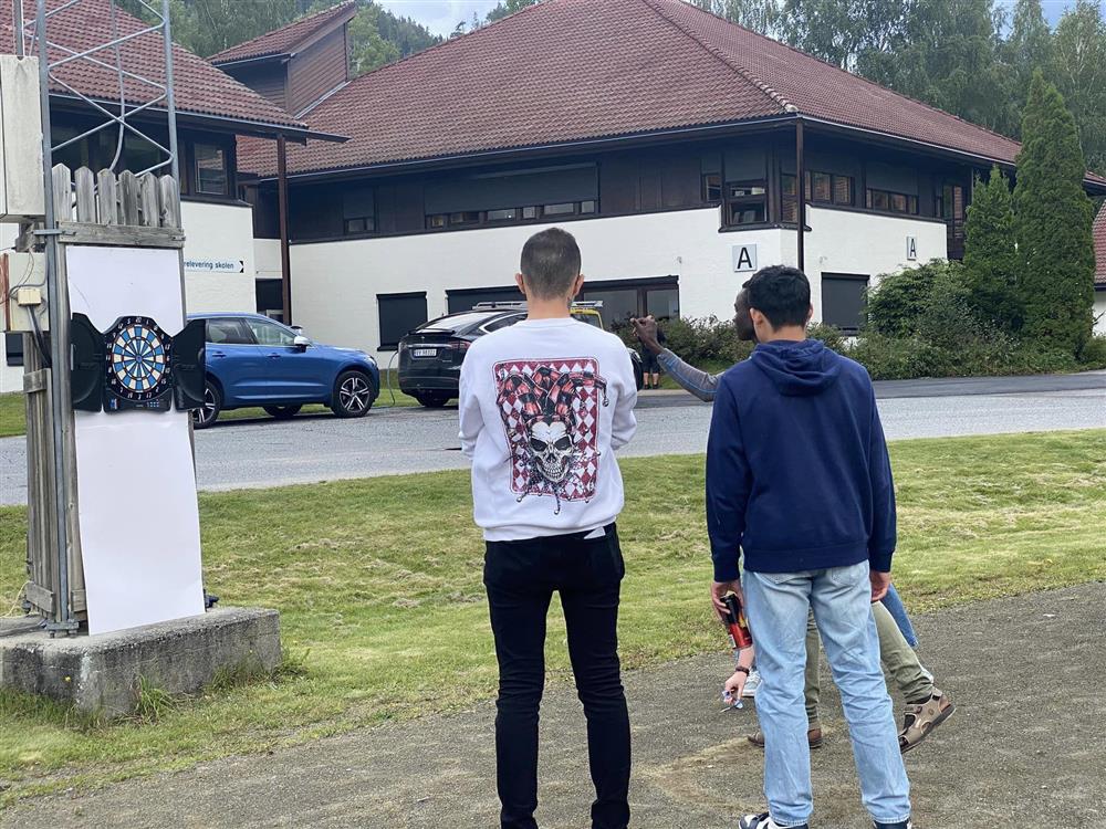 Elever i aktivitet på idrettsbane - Klikk for stort bilde