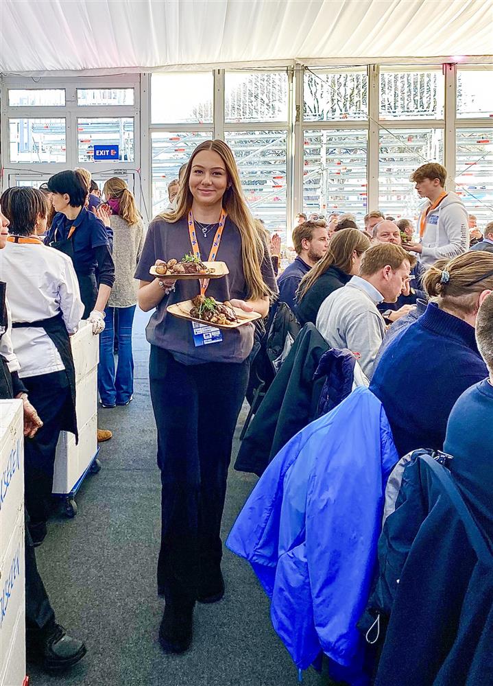 Oliwia serverer. - Klikk for stort bilde