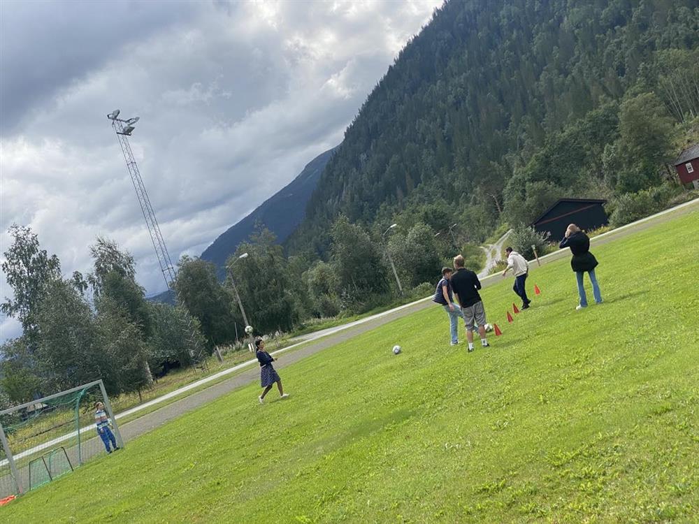  Elever i aktivitet på idrettsbanen - Klikk for stort bilde