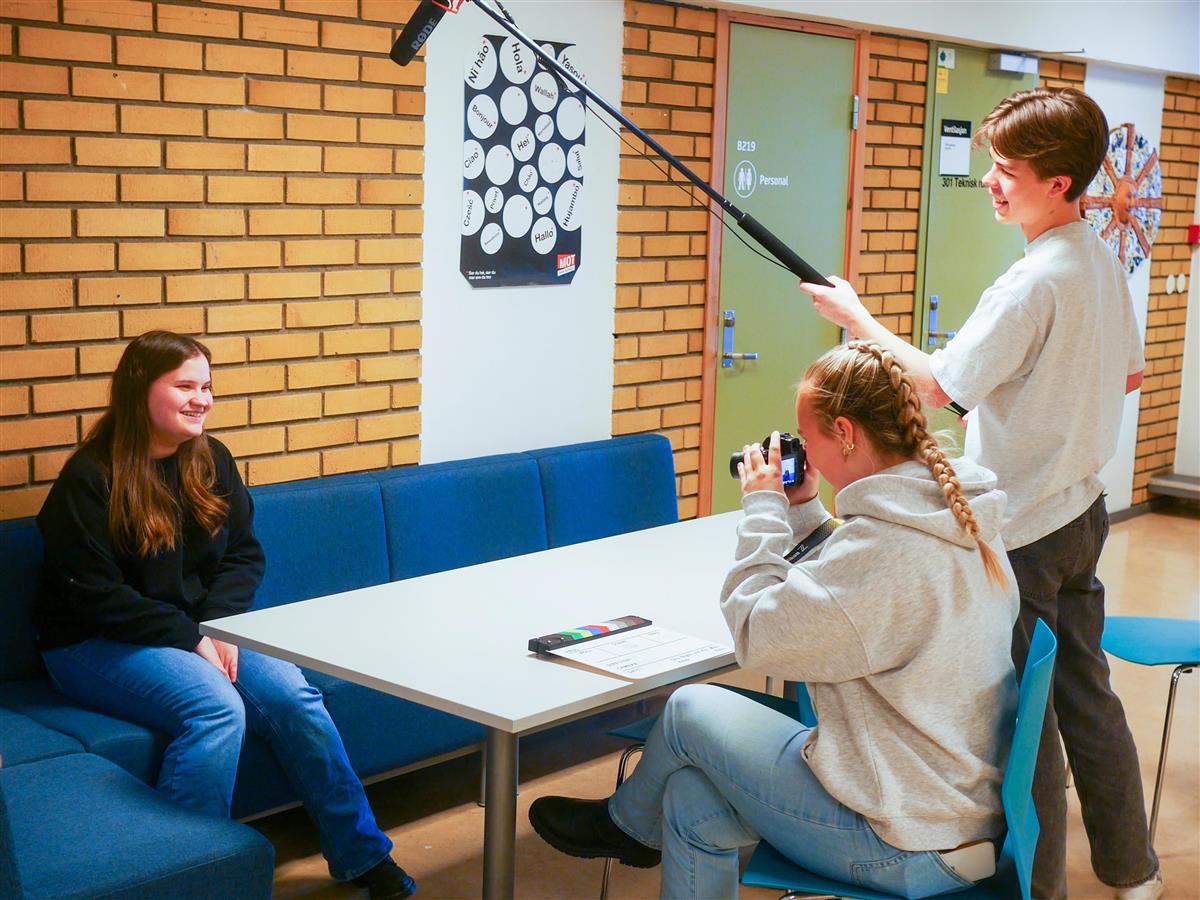 PRAKTISK JOBBING: Kaja Bakke Jordahl, Rikke Korneliussen og Kasper Jonah Evensen lager kortfilm som elever i medie- og informasjonskunnskap.  - Klikk for stort bilde