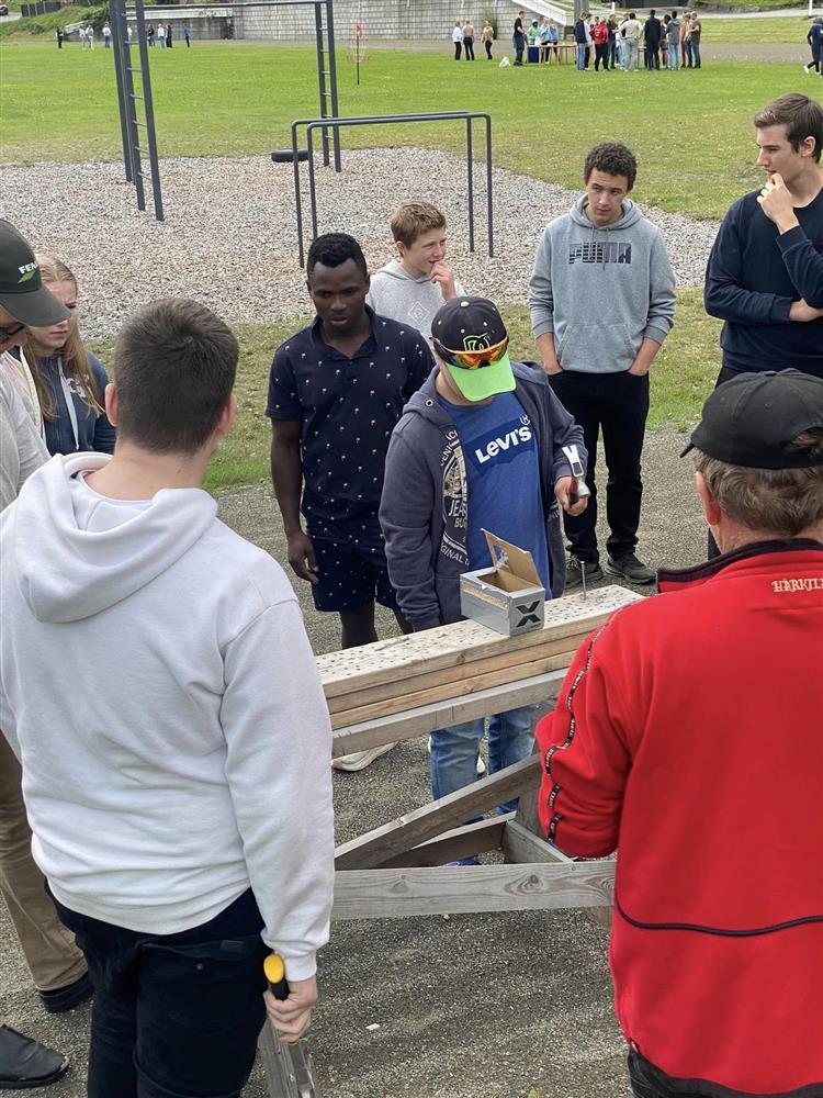 Elever i aktivitet på idrettsbanen - Klikk for stort bilde