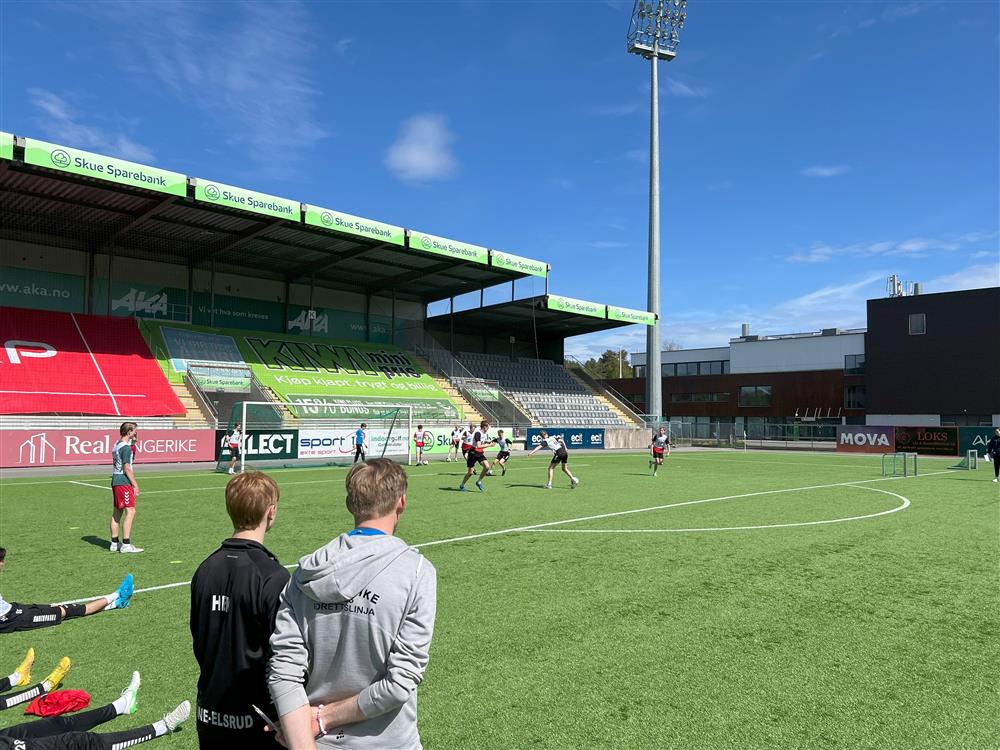 Mange ungdommer som spiller fotball - Klikk for stort bilde
