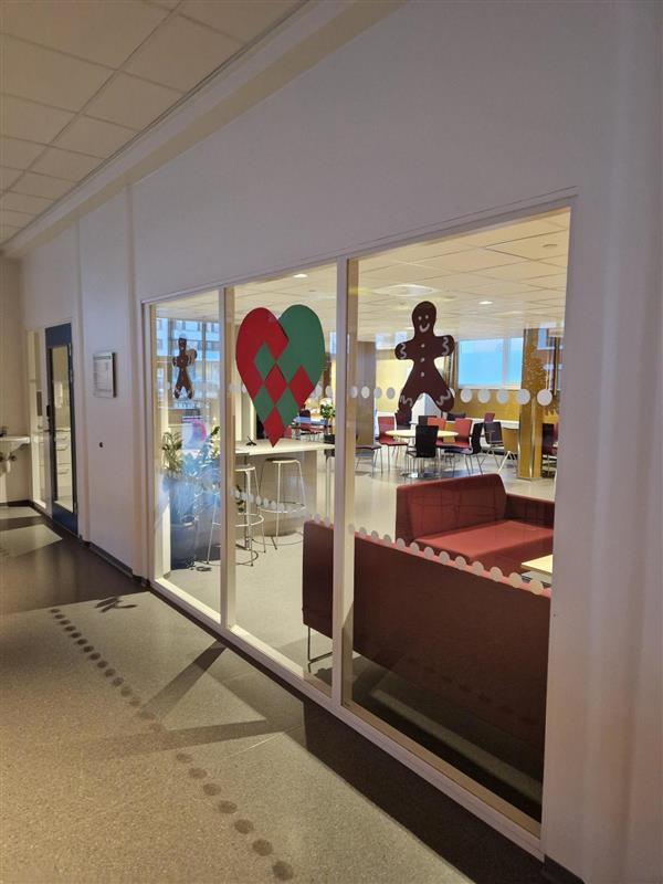 Julepynt som er hengt på vinduet. To peppekakemenn og et hjerte - Klikk for stort bilde