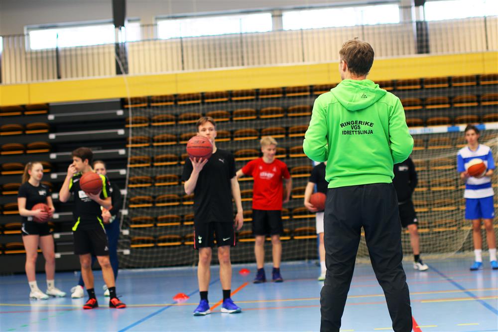 Ungdommer som spiller ballspill i en idrettshall. - Klikk for stort bilde