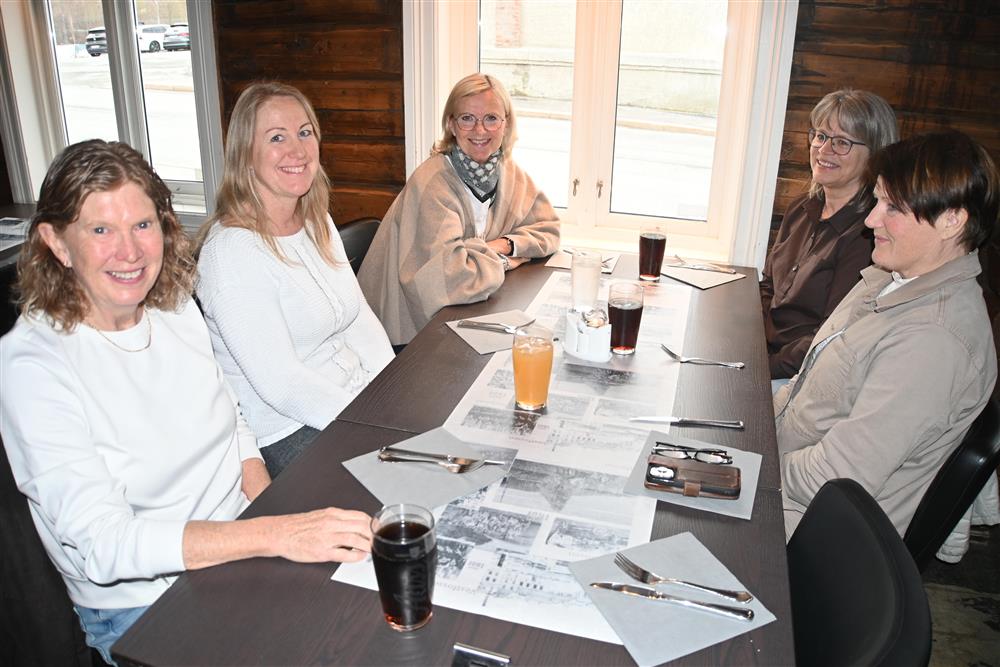 Nåværende og tidligere ansatte ved Eiker videregående skole var godt fornøyde med servicen og ventet spent på maten. - Klikk for stort bilde