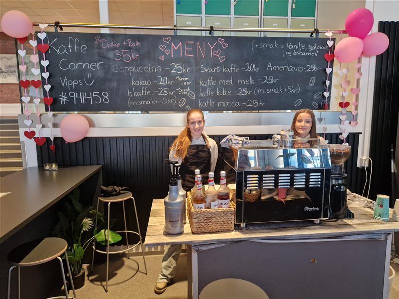 To jenter i kaffebaren - Klikk for stort bilde