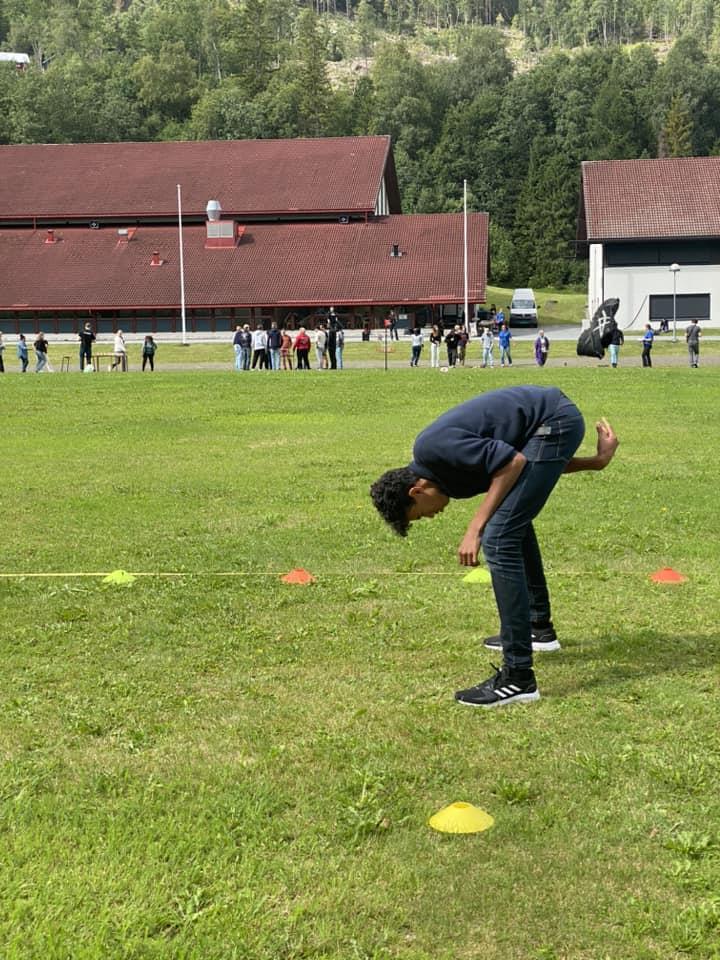  Elever i aktivitet på idrettsbanen - Klikk for stort bilde