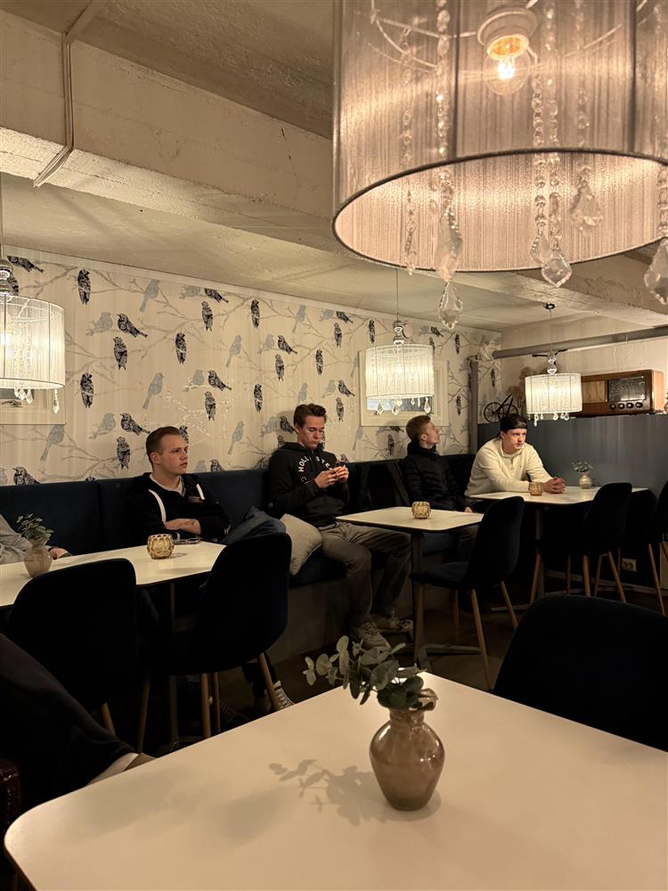 Fire personer rundt små bord - Klikk for stort bilde