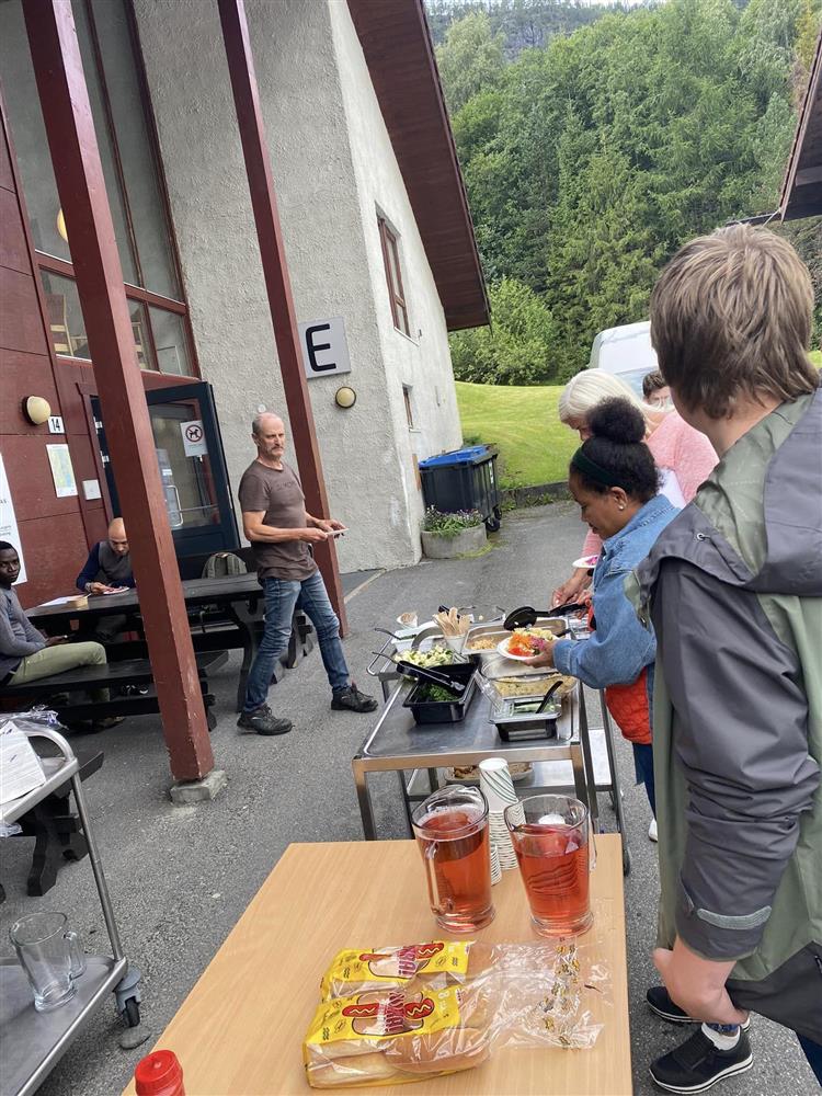 Elever i aktivitet på idrettsbanen - Klikk for stort bilde