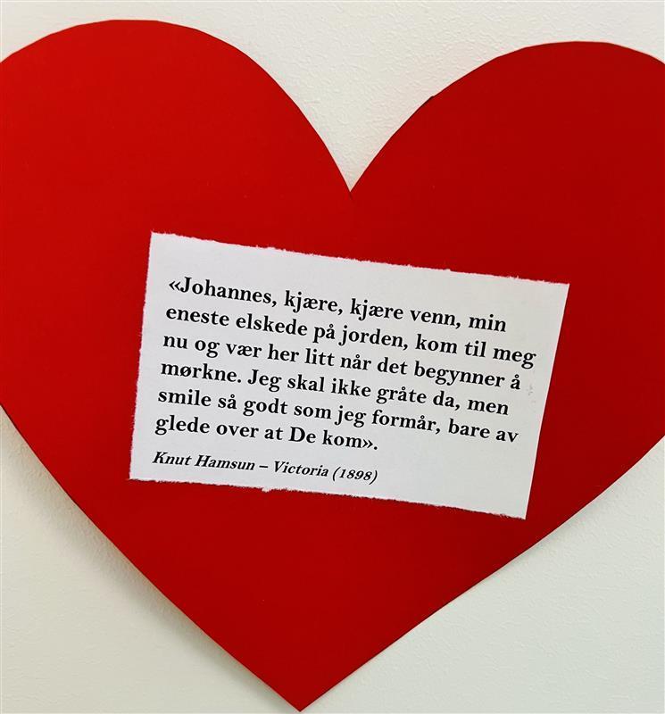 Hjerte med utklipp fra en tekst fra en av Knut Hamsun sine bøker - Klikk for stort bilde