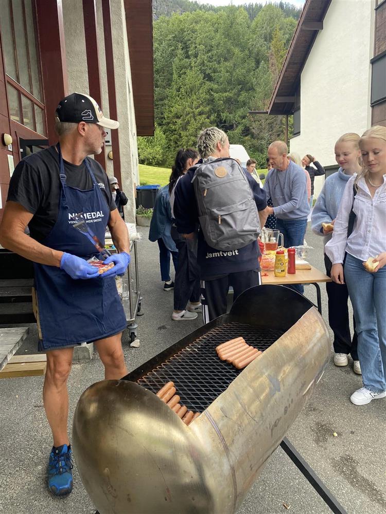 Elever i aktivitet på idrettsbanen - Klikk for stort bilde
