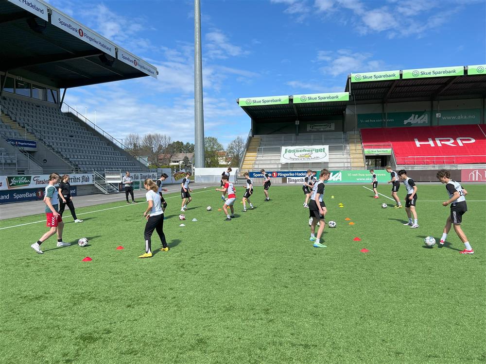 Mange ungdommer som spiller fotball - Klikk for stort bilde