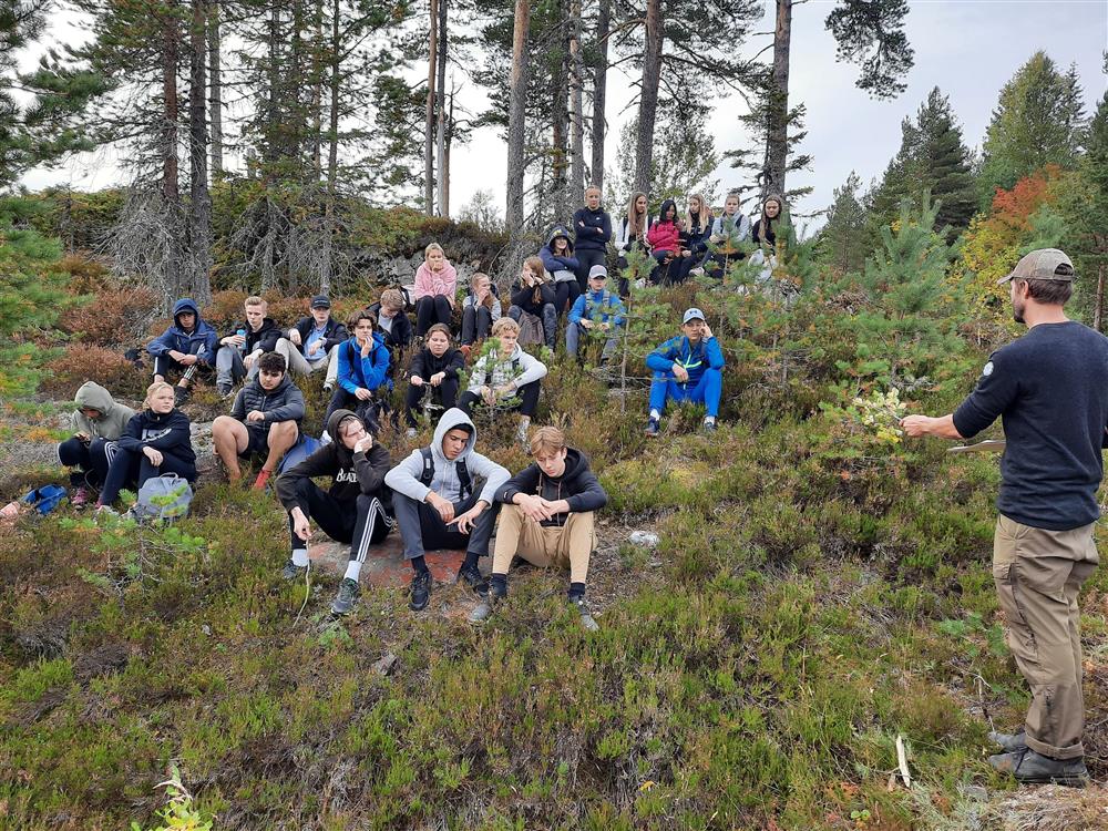 Elever på tur ved Gruveåsen - Klikk for stort bilde