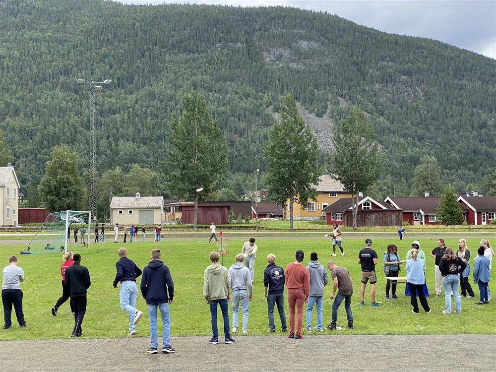  Elever i aktivitet på idrettsbanen - Klikk for stort bilde