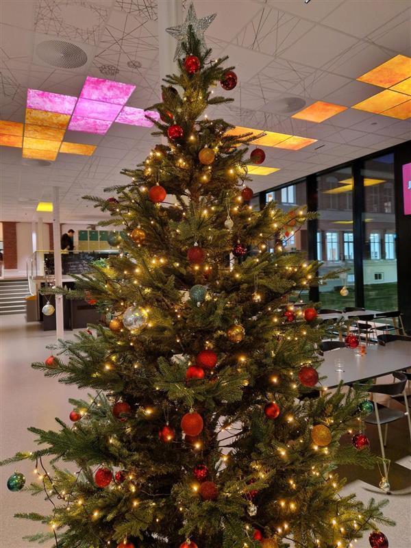 Juletre med julekuler, stjerne og lys - Klikk for stort bilde