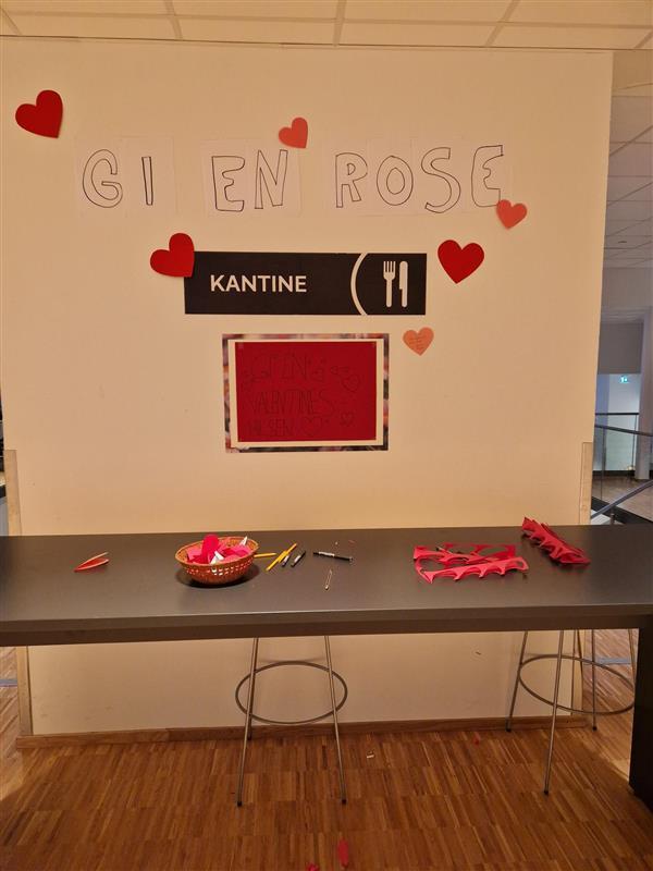 Egen stasjon for elevene så de kan gi et kort til en de er glad i. - Klikk for stort bilde