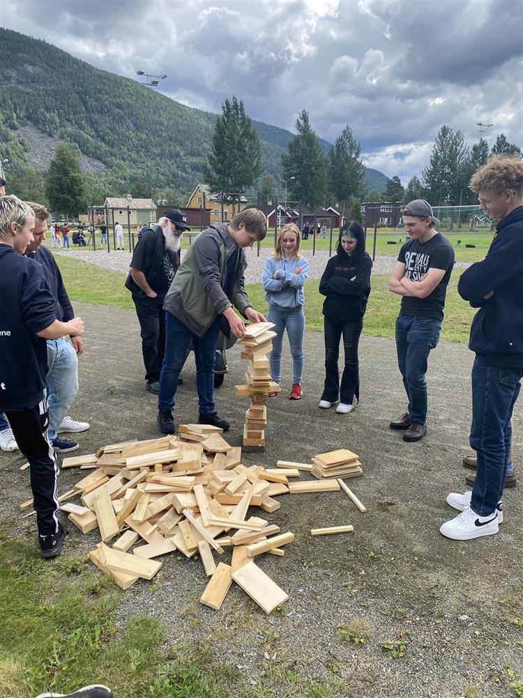 Elever i aktivitet på idrettsbane - Klikk for stort bilde