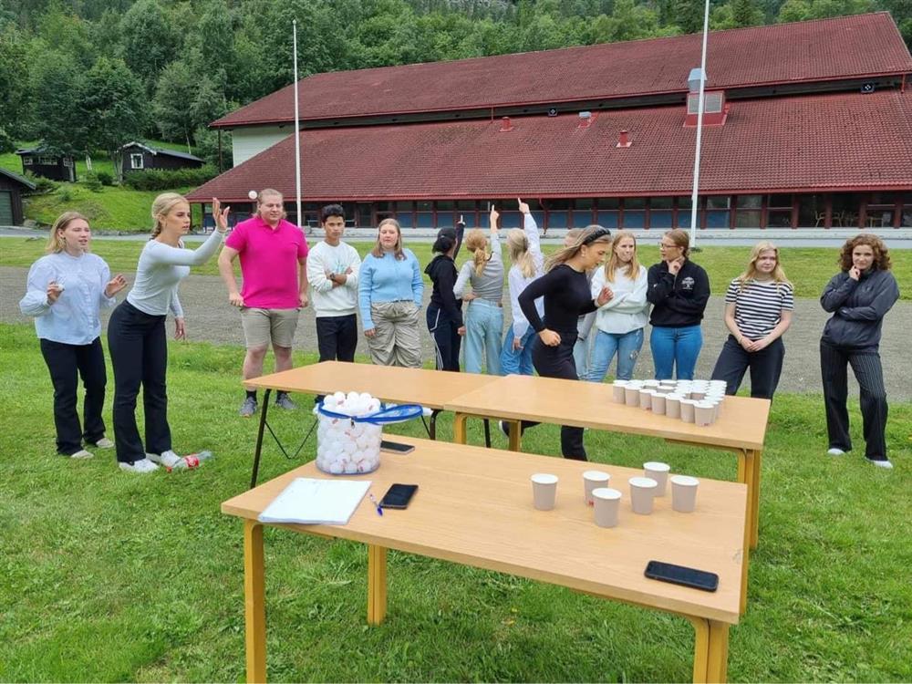 Elever i aktivitet på idrettsbane - Klikk for stort bilde