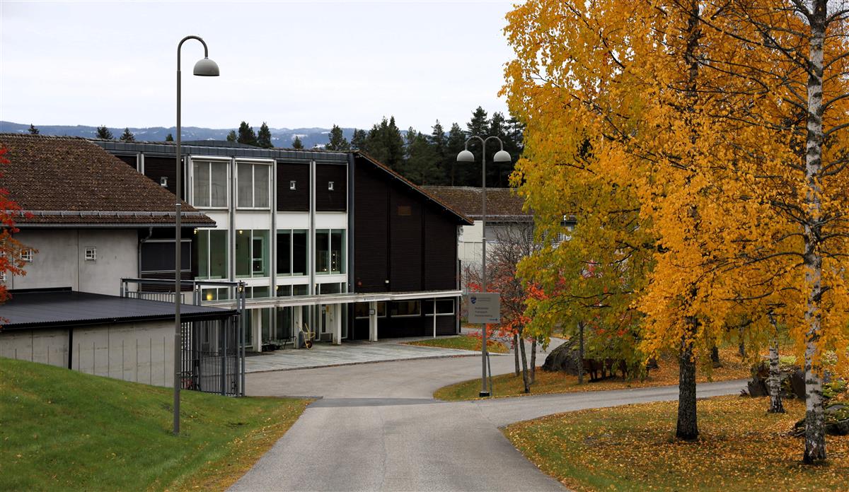 Oversiktsbilde av inngangspartiet til Ringerike fengsel - Klikk for stort bilde